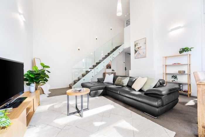 Foundry Top Floor 2BR Loft Parking & Workspace