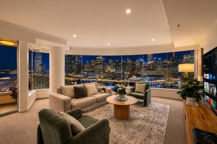 Darling Harbour 3BR with View, Gym & Parking