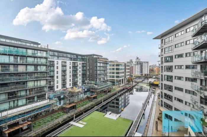 LEEDS DOCK Large balcony & fantastic view of entire dock on door step ROYAL ARMOURIES award winner host Large 2 bed apartment
