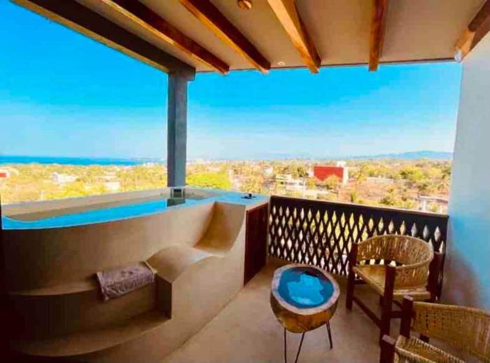 Suite 5. Jacuzzi privado con vista panorámica.