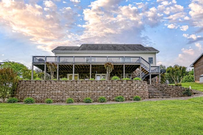Lake Lovers Delight - Lakefront home with private dock & pool table - dogs OK