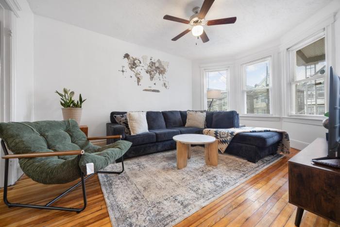 Spacious & Stylish 2BR Apartment Near Manhattan