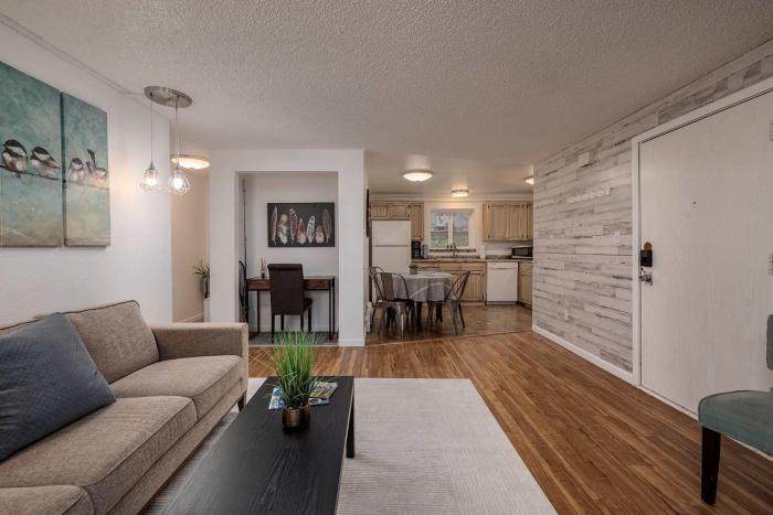 On the Creek Anchorage 2BR Hideaway Condo