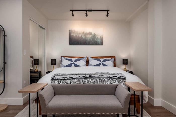 Stylish Downtown Anchorage Stay- King Bed plus Kitchen