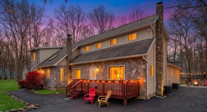 6BR Luxury Mountain Retreat - Hot Tub, Game Room, Lake, Beach, Karaoke, Bar, Poconos