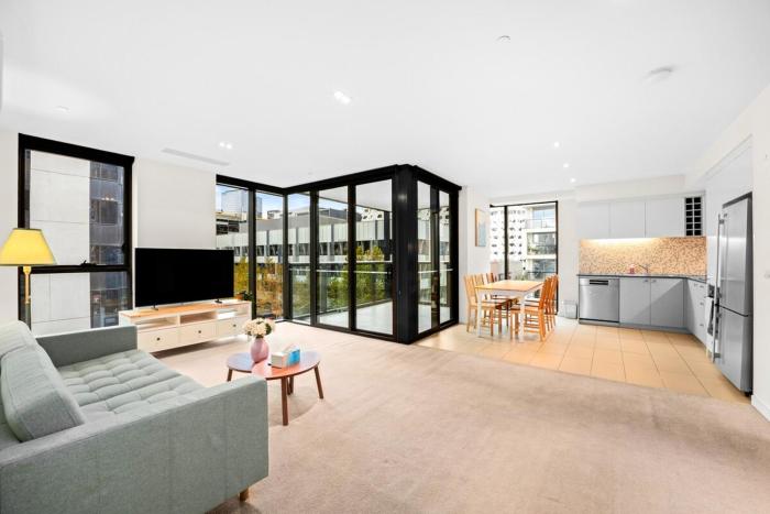 Urban Harbourside Living 2B2B1C at Docklands Bright