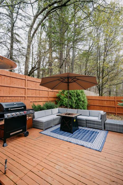 Prof Designed, 5 min KSU, HotTub, Game Room, hiking