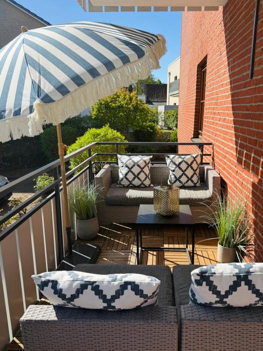 HAPPY PLACE mit Sonnen-Balkon und Stellplatz nur 400 m zum Strand
