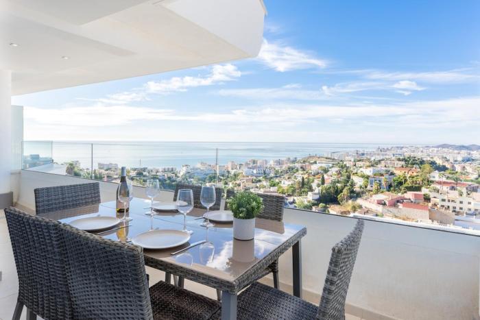 Sunkissed 2-Bed Apartment - Incredible Sea Views