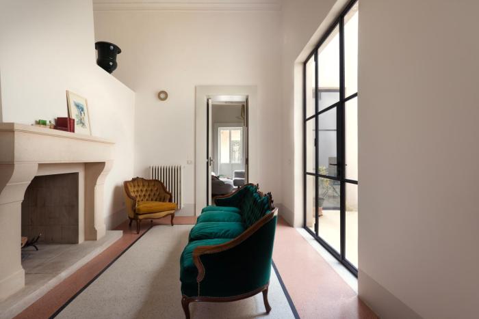 CA - Historic apartment with refined design