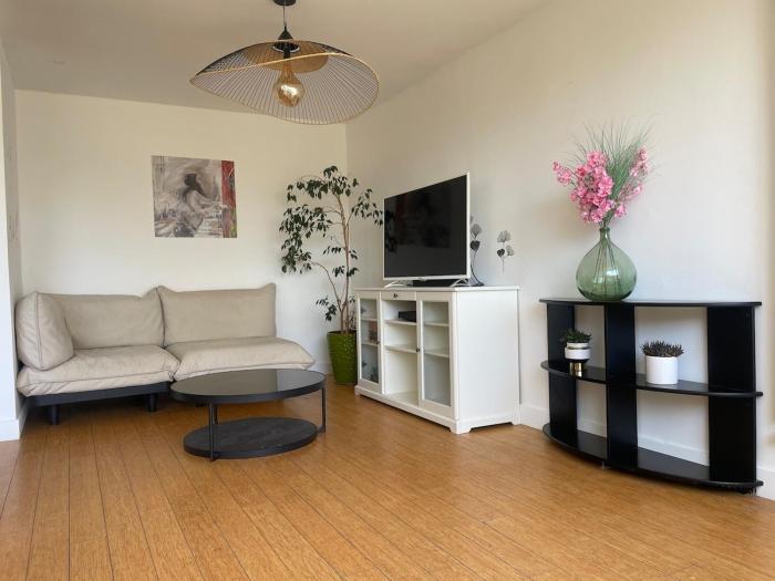 Spacious 4 bedroom apartment 4th floor downtown 600m from the beach