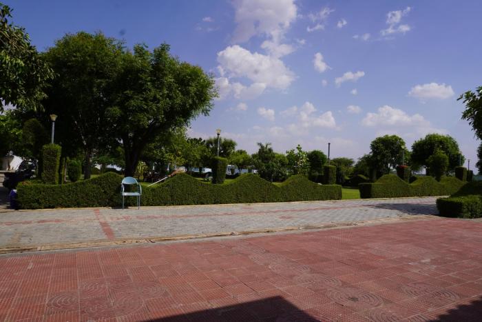 Hotel Raj Resort and Pool