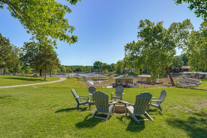 Kayaks & Boat Dock: Waterfront Home in Grove
