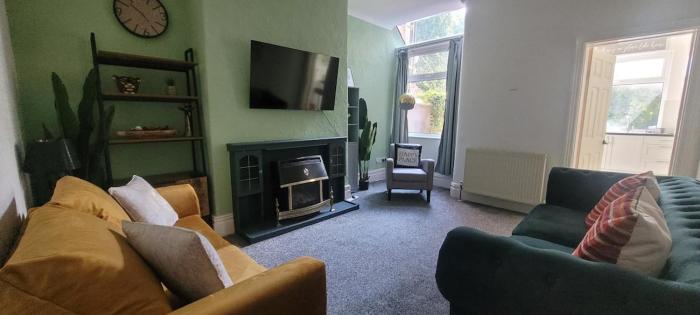 Manchester Contractor House - Fast WiFi - Sleeps 7!