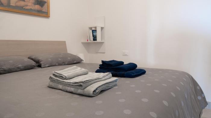 800m to the Beach, Private Parking - Sunny Apartment