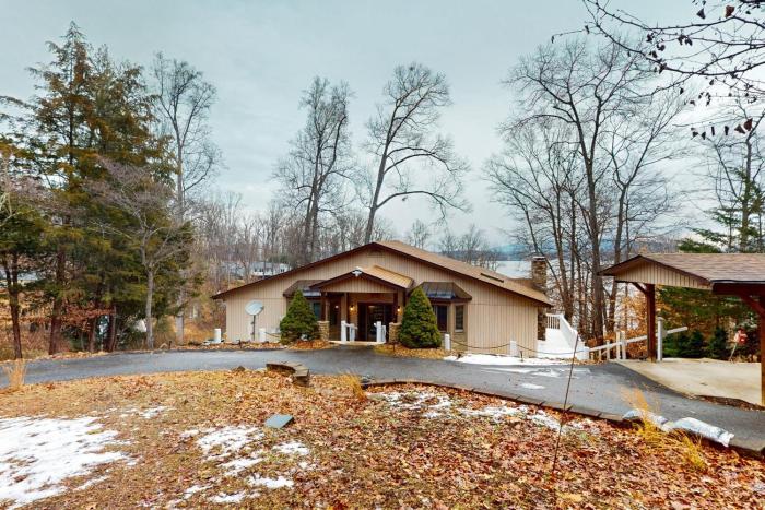 Otter Crossing - Spacious dog-friendly house wfire pit, deck, patio & grill