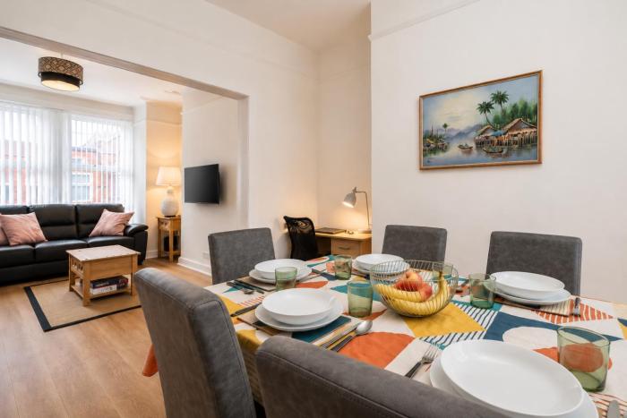 High-Standard 3BR Home, Free Parking, Sleeps 5