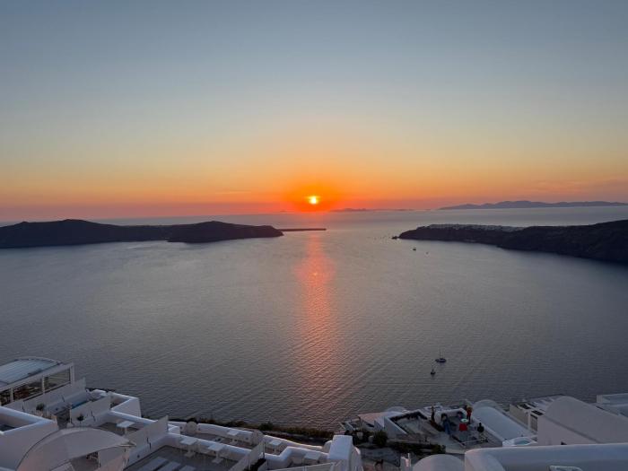 Esmi Suites Santorini