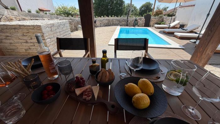 Villa Angela- Romantic stone retreat