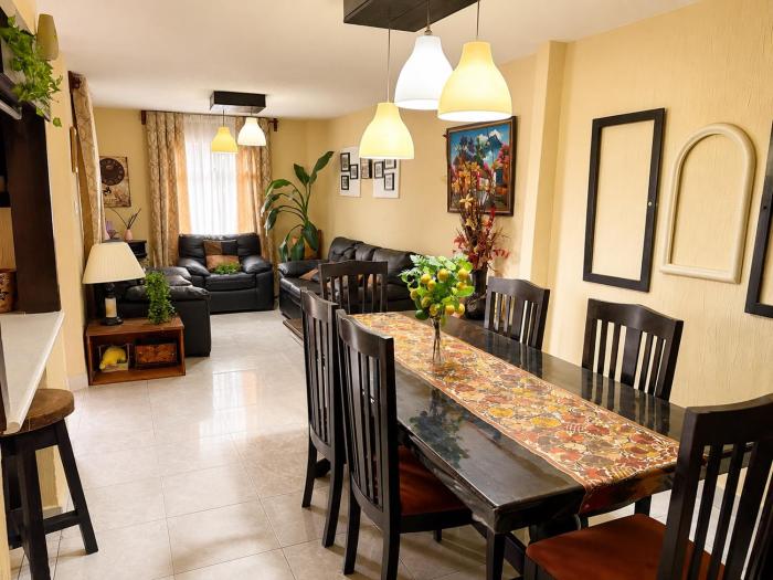 Casa amplia y cómoda con Parqueo y seguridad en ubicación estratégica