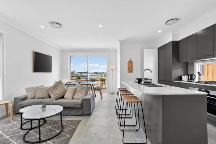 6L0 Abnb-Style Modern 5BR With Secure Parking, Near to Ed Square