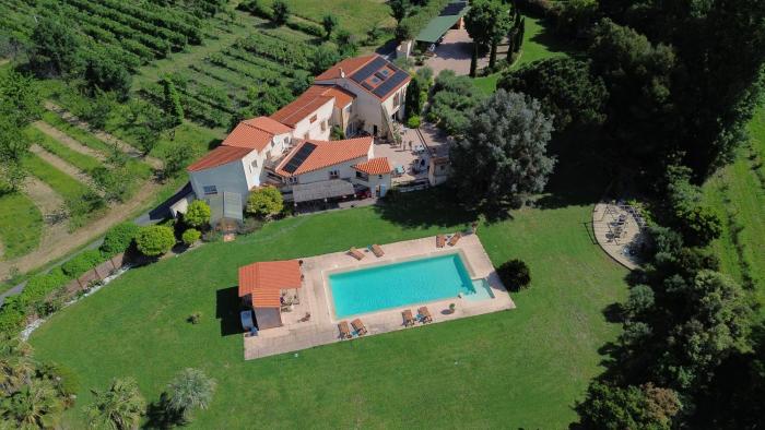 "MAS TRAMONTANE" chambres dhôtes, studio, ancien mas agricole dans parc arboré, piscine et sa vue face au Canigou