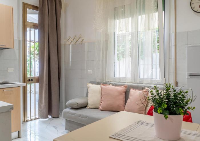 Modern Ground Floor Apt 5min Walk to Beach with AC - Il Lupo Affitta