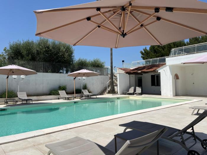 Castellinaria Holiday Rooms with Pool & Apartment with Private Jacuzzi