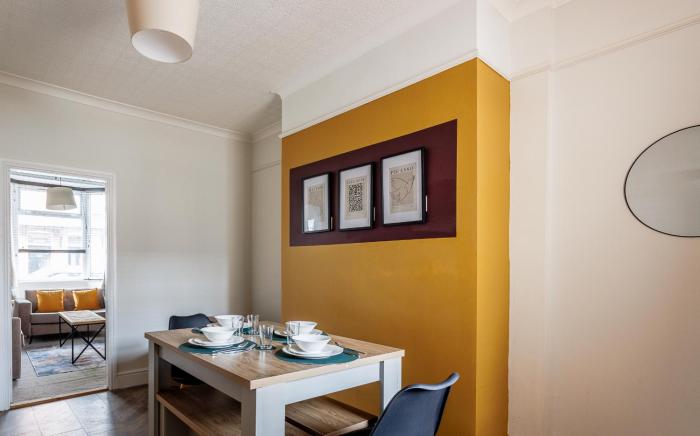 Modern 3-Bed for Families Contractors & Friends