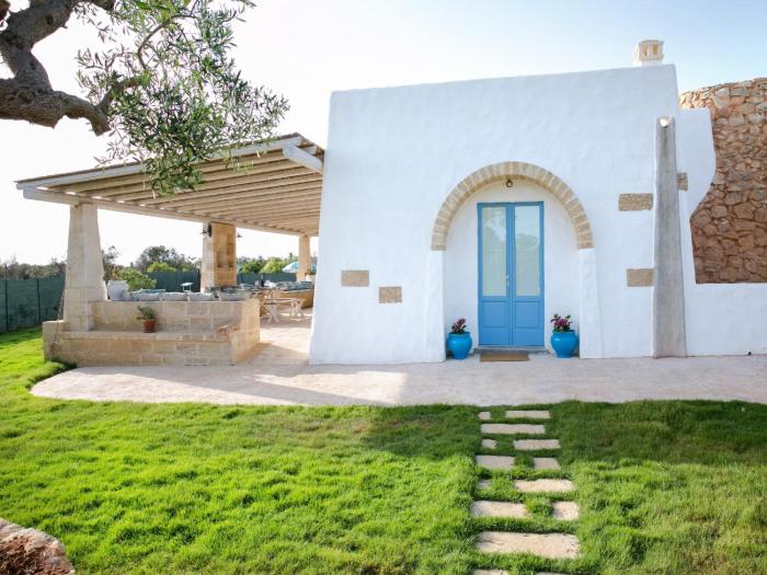 Detached Trullo Estate in Torre Suda