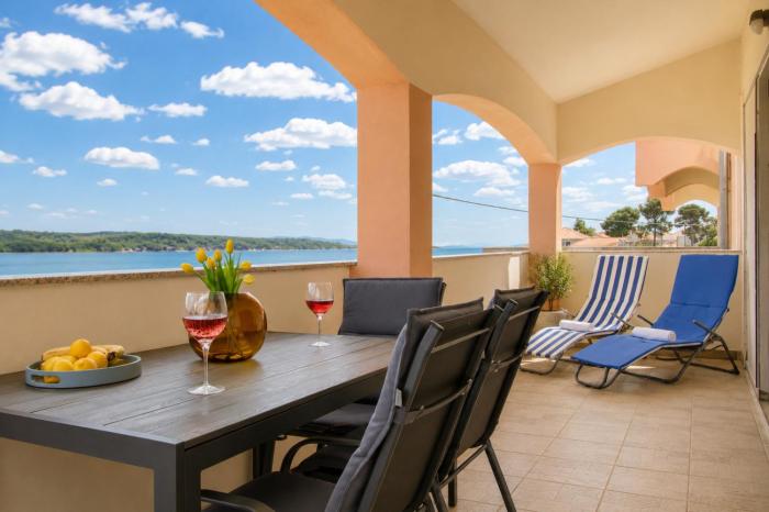 Dana Apartments - Seafront Pašman