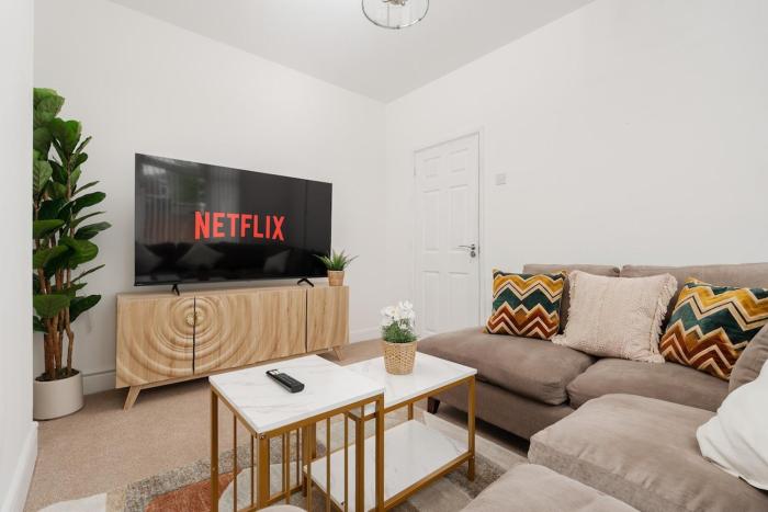 Walk to Anfield & Goodison Stadium Modern 3-Bed House with Parking