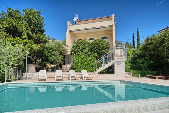 Villa Provencal - Beachfront Villa with Infinity Pool