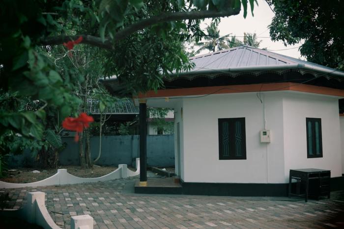 IRA Private AC Cottage South Cliff Varkala