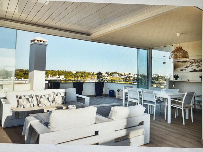 Penthouse, sea view, tennis, swimming pools, 3 foot golf