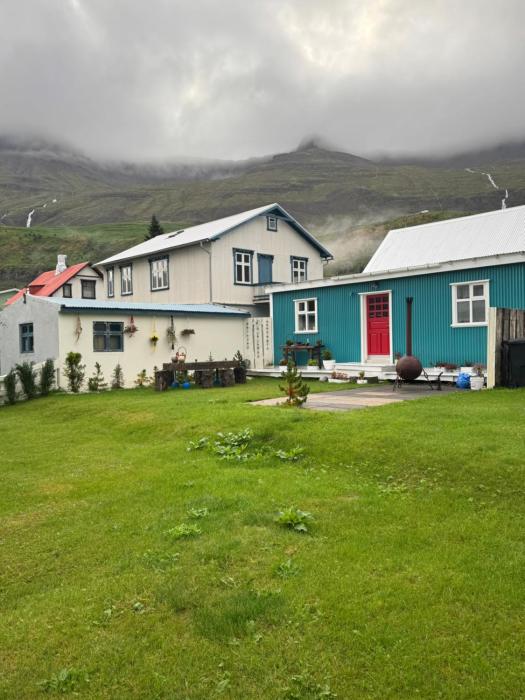 Nýlenda - Charming Two Bedroom Seaside Property, Mountain and Town Views
