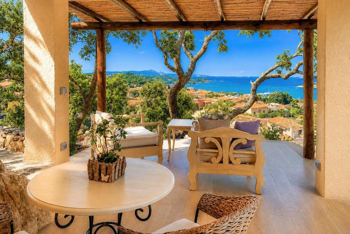 Elegant apartment with enchanting sea views
