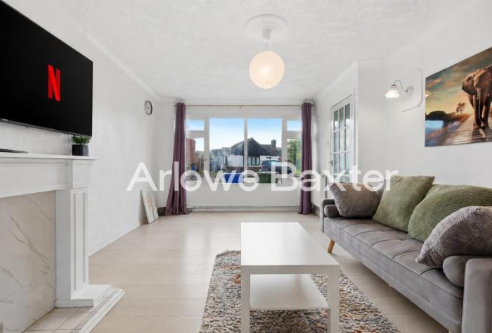 Bright 3-Bedroom House, Driveway and Garden