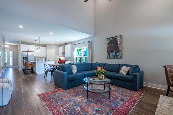Near LakePoint Sports 4BR Home With Movie Room