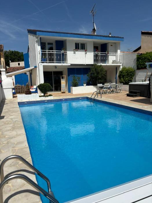 Les Volets Bleus Villa avec piscine et jacuzzi