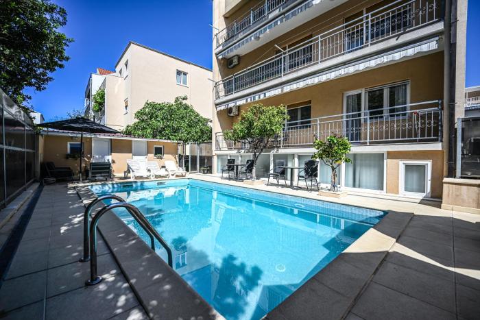 Mikuljan Apartments with Pool-5 min to Beach & Private Parking Included