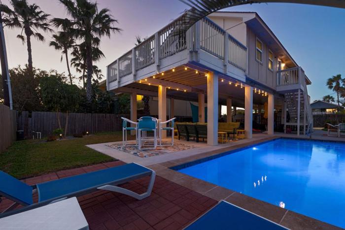House of Neptune Steps from the sea and private pool