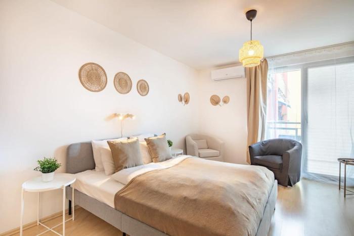 Balcony - Comfy Home - Easy Parking