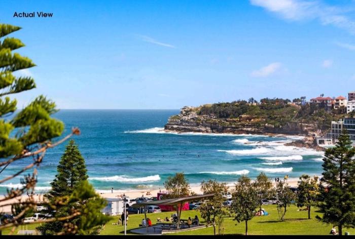 Beachfront 1 Bed, huge terrace Free Parking