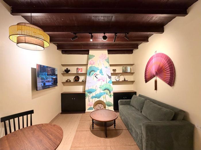 Night Market Location Loft w Bath Tub Max 6