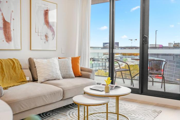 City Chic Modern 1BR in CBD w Parking n Views