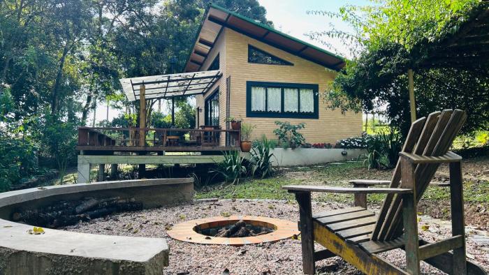 Chalé Romântico com Banheira, Lago e Fogueira