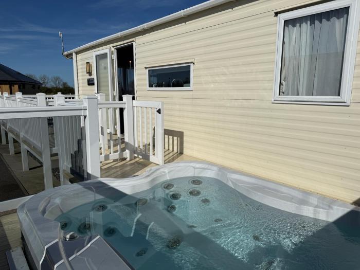 Skegness Fields 107 - Hot tub caravan, pet friendly, wifi - Meadow Lakes Caravan and Lodge Hire