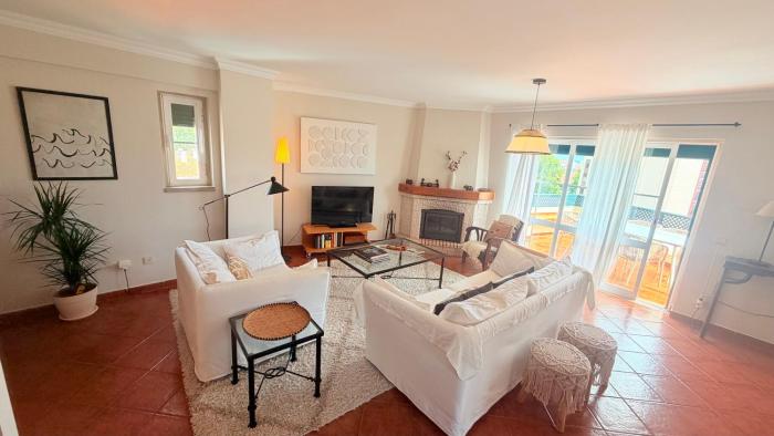 Relaxed 3 bedrooms penthouse in the heart of Cascais historic center, few steps from the beach
