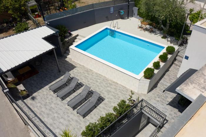 Apartments Lidija - sea view apartment with exclusive right of using hot tub or split level apartment with exclusive right of using pool